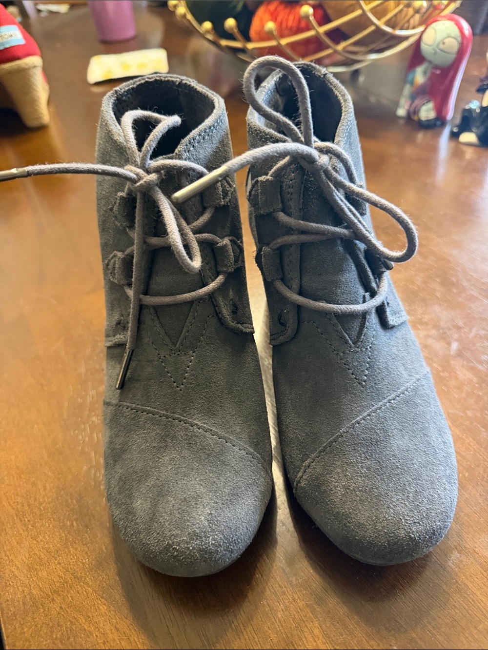 TOMS Women's Gray Suede Lace-Up Ankle Boots, size 7.